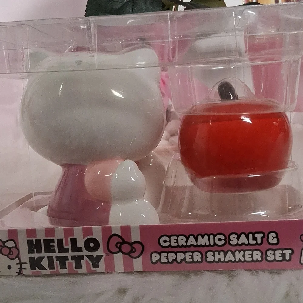 Hello Kitty In Pink & Red Apple Ceramic Salt & Pepper Set New